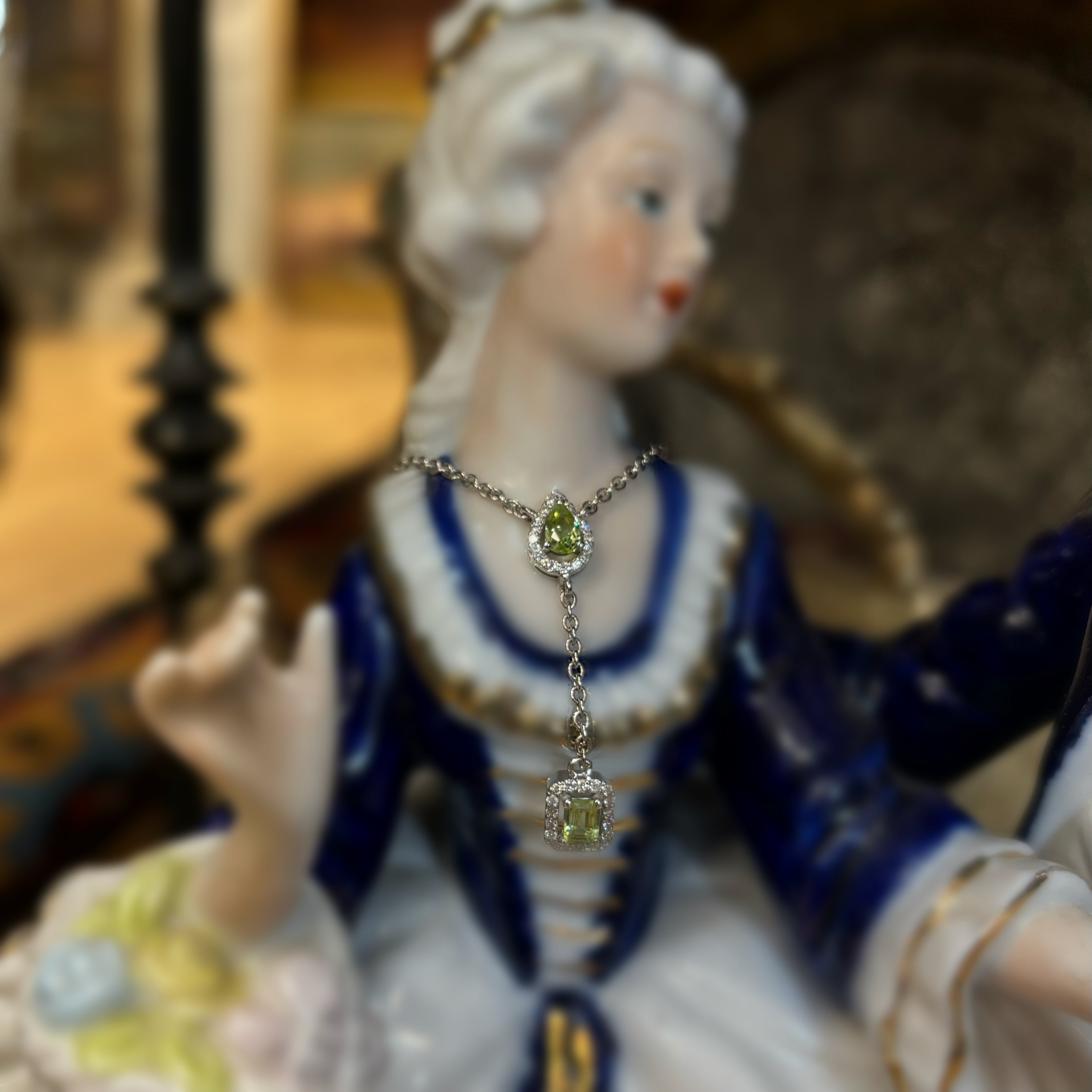 Висулка от бяло злато с диаманти и перидоти 0.78 карата